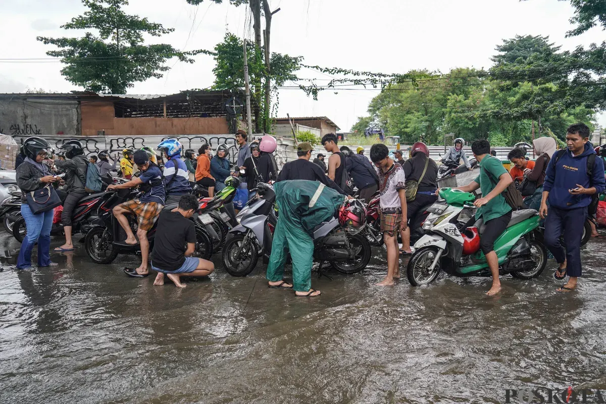 Pengendara melintasi genangan banjir di Jalan Ciledug Raya, Jakarta Selatan, Jumat, 20 Februari 2026. (Sumber: Poskota/Bilal Nugraha Ginanjar)