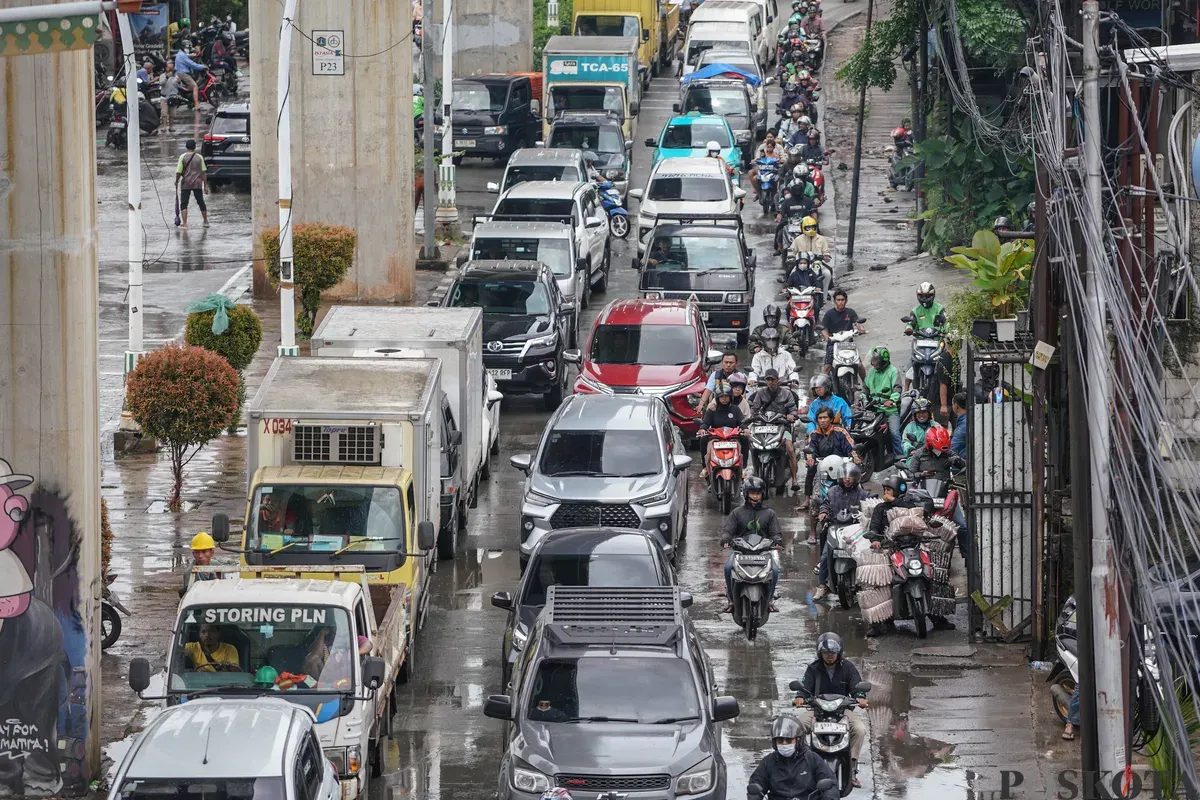 Pengendara melintasi genangan banjir di Jalan Ciledug Raya, Jakarta Selatan, Jumat, 20 Februari 2026. (Sumber: Poskota/Bilal Nugraha Ginanjar)