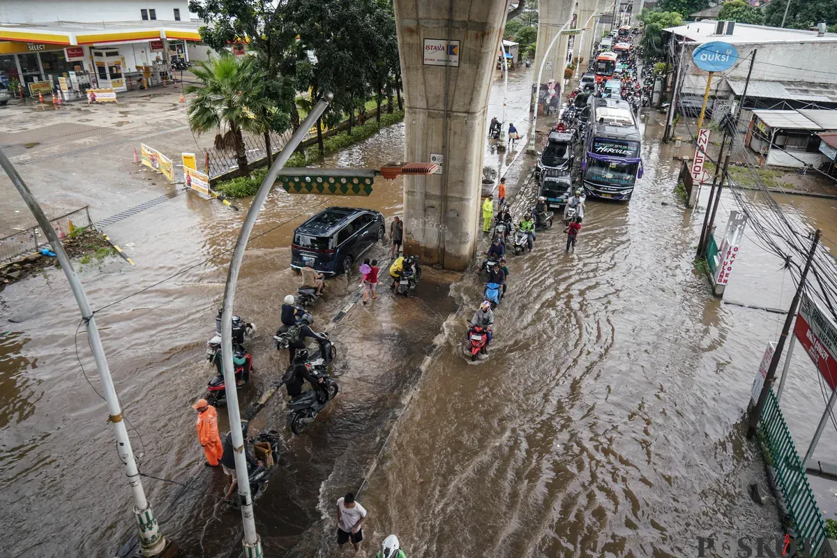 Pengendara melintasi genangan banjir di Jalan Ciledug Raya, Jakarta Selatan, Jumat, 20 Februari 2026. (Sumber: Poskota/Bilal Nugraha Ginanjar)