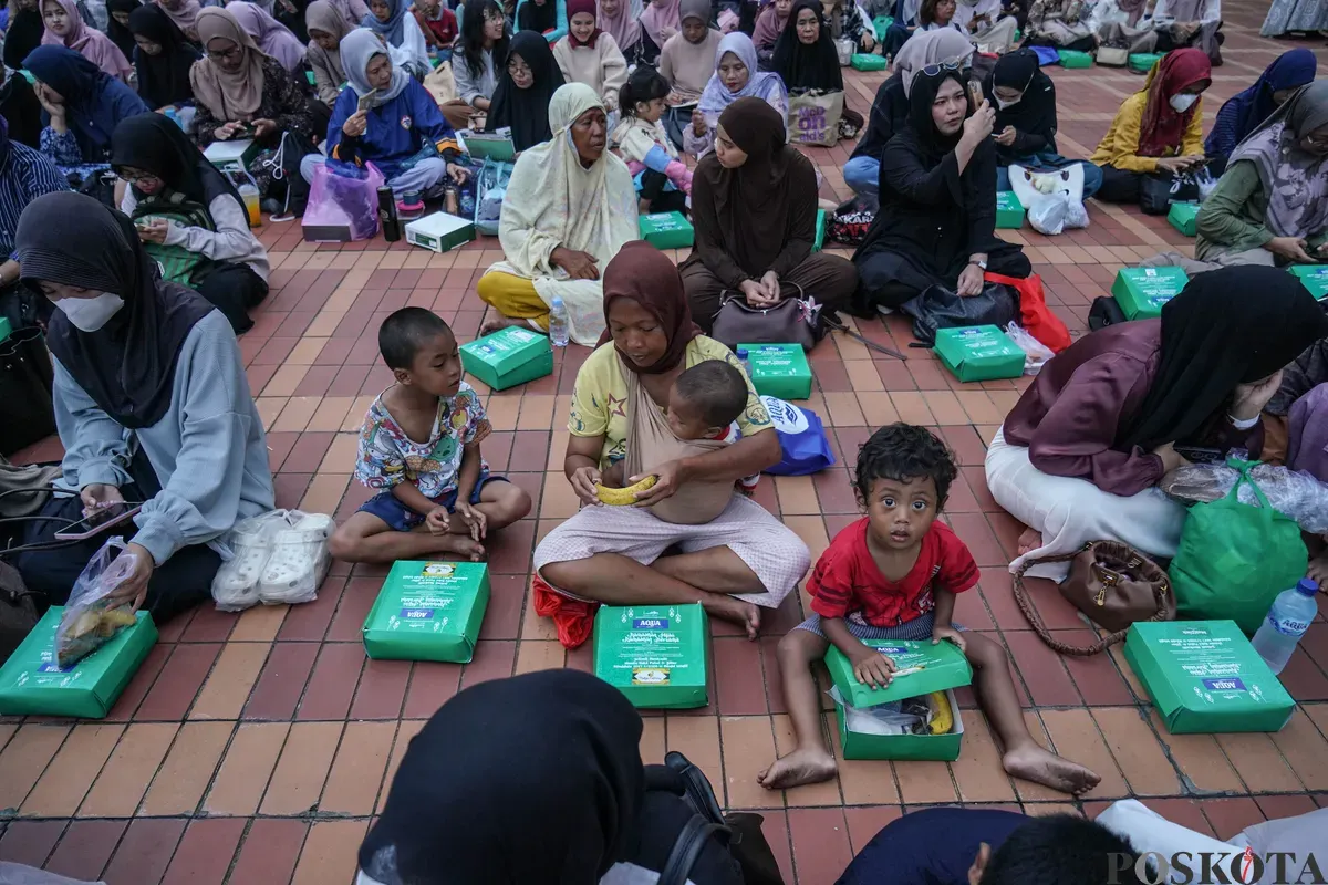 Umat muslim mengikuti buka puasa bersama perdana yang disediakan Masjid Istiqlal di Jakarta, Kamis, 19 Februari 2026. (Sumber: Poskota/Bilal Nugraha Ginanjar)