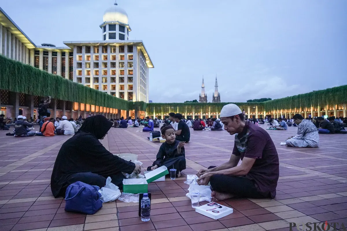 Umat muslim mengikuti buka puasa bersama perdana yang disediakan Masjid Istiqlal di Jakarta, Kamis, 19 Februari 2026. (Sumber: Poskota/Bilal Nugraha Ginanjar)