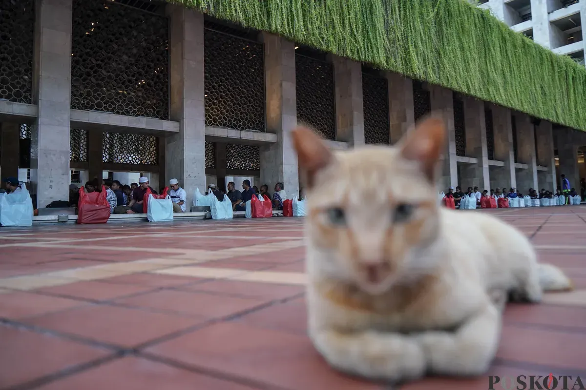 Umat muslim mengikuti buka puasa bersama perdana yang disediakan Masjid Istiqlal di Jakarta, Kamis, 19 Februari 2026. (Sumber: Poskota/Bilal Nugraha Ginanjar)