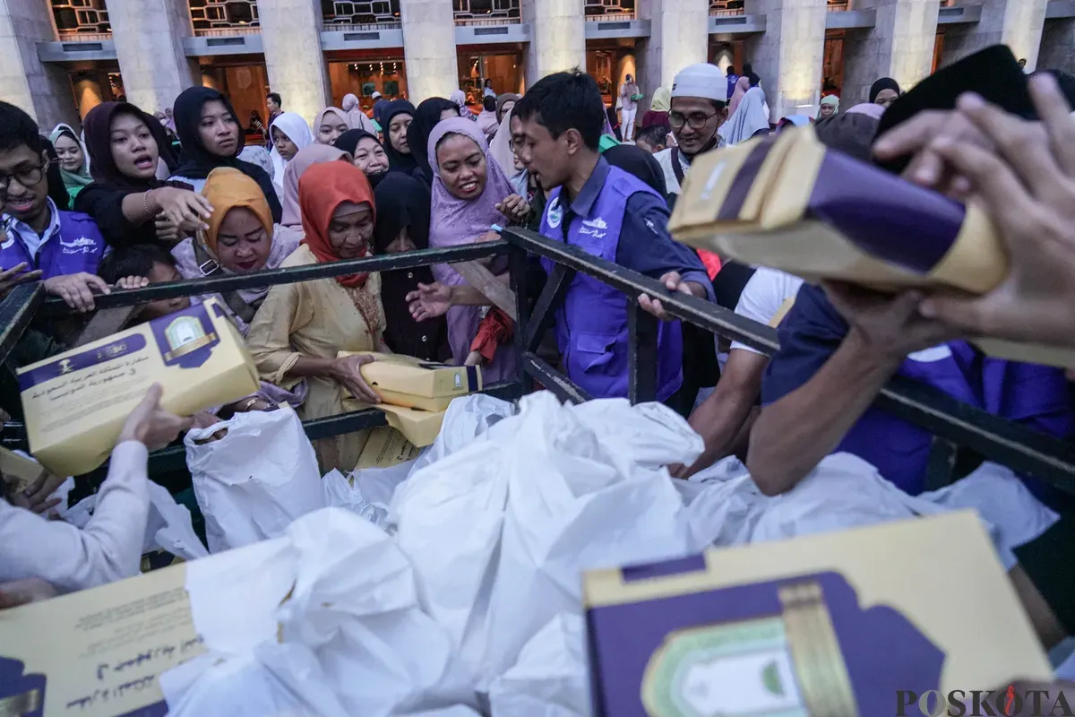 Umat muslim mengikuti buka puasa bersama perdana yang disediakan Masjid Istiqlal di Jakarta, Kamis, 19 Februari 2026. (Sumber: Poskota/Bilal Nugraha Ginanjar)