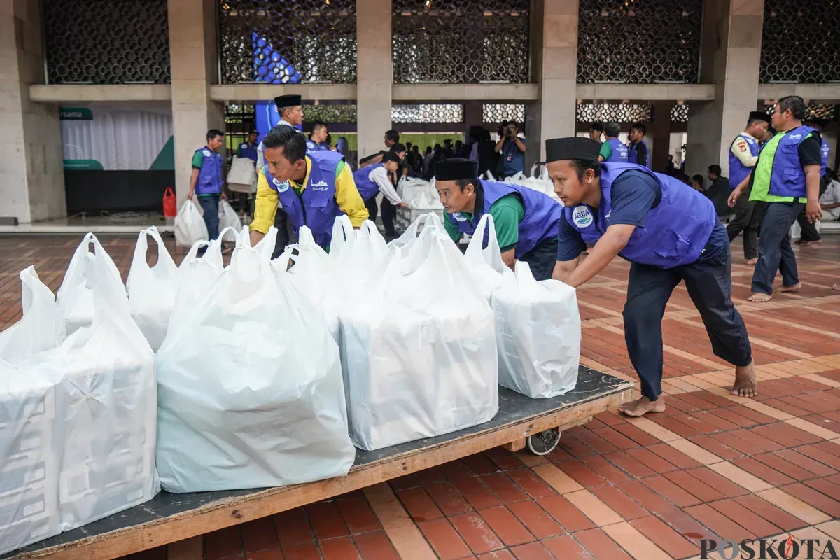 Umat muslim mengikuti buka puasa bersama perdana yang disediakan Masjid Istiqlal di Jakarta, Kamis, 19 Februari 2026. (Sumber: Poskota/Bilal Nugraha Ginanjar)