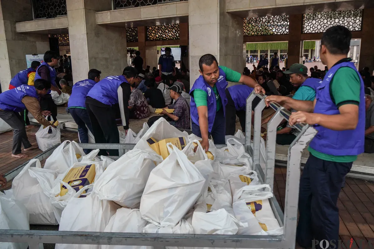 Umat muslim mengikuti buka puasa bersama perdana yang disediakan Masjid Istiqlal di Jakarta, Kamis, 19 Februari 2026. (Sumber: Poskota/Bilal Nugraha Ginanjar)