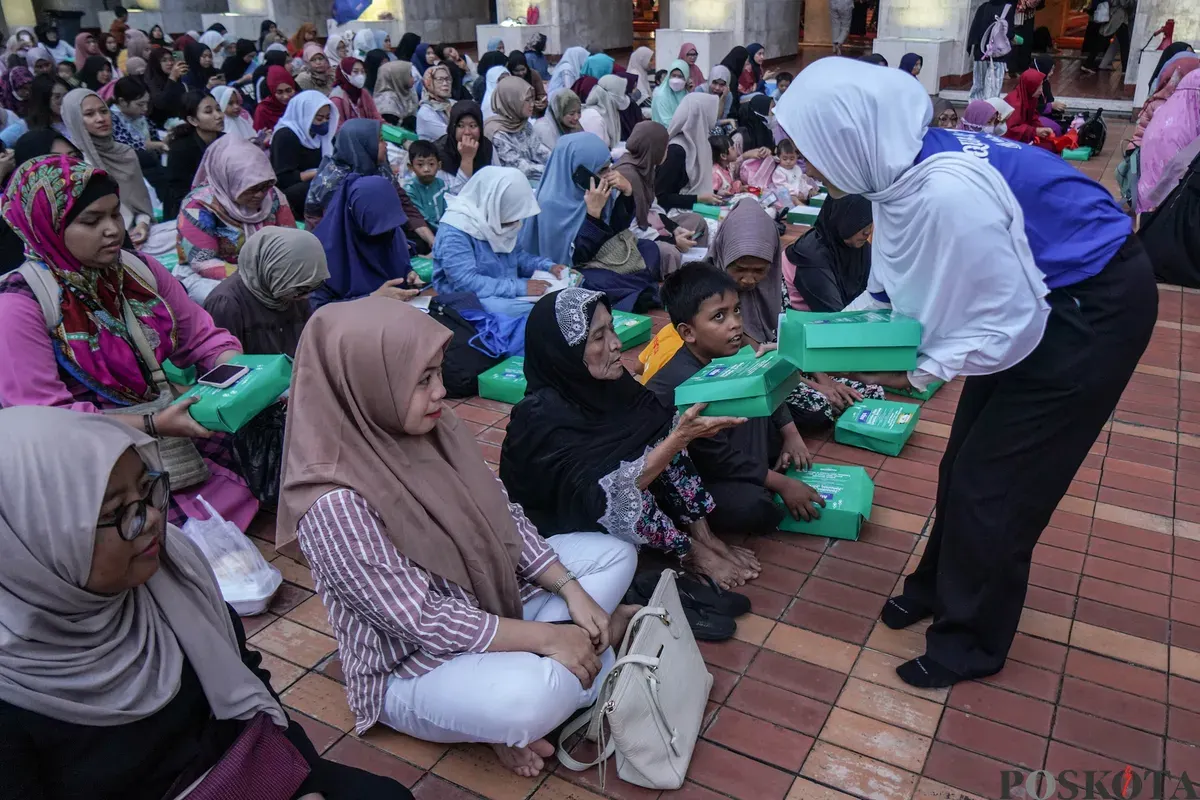 Umat muslim mengikuti buka puasa bersama perdana yang disediakan Masjid Istiqlal di Jakarta, Kamis, 19 Februari 2026. (Sumber: Poskota/Bilal Nugraha Ginanjar)