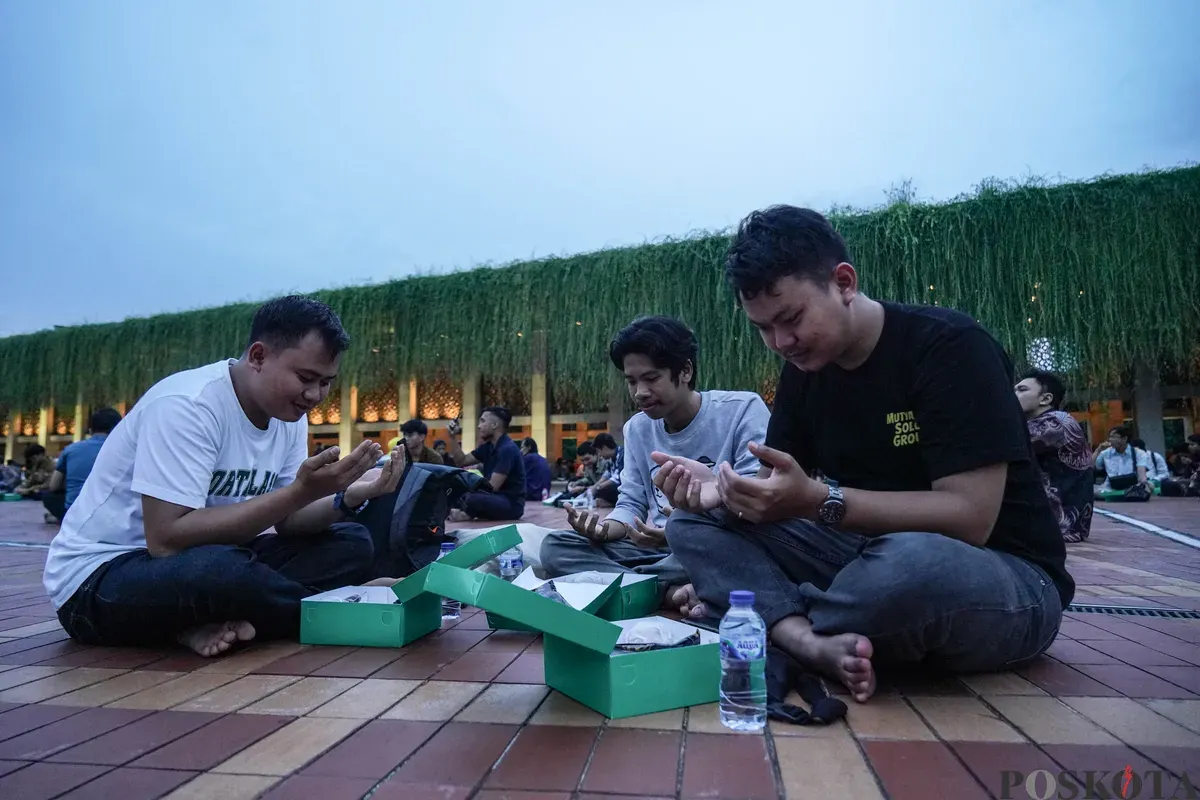 Umat muslim mengikuti buka puasa bersama perdana yang disediakan Masjid Istiqlal di Jakarta, Kamis, 19 Februari 2026. (Sumber: Poskota/Bilal Nugraha Ginanjar)
