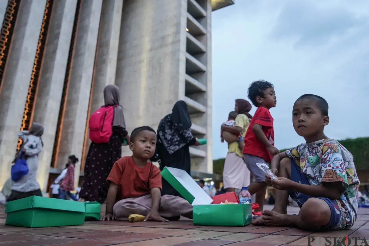 Umat muslim mengikuti buka puasa bersama perdana yang disediakan Masjid Istiqlal di Jakarta, Kamis, 19 Februari 2026. (Sumber: Poskota/Bilal Nugraha Ginanjar)