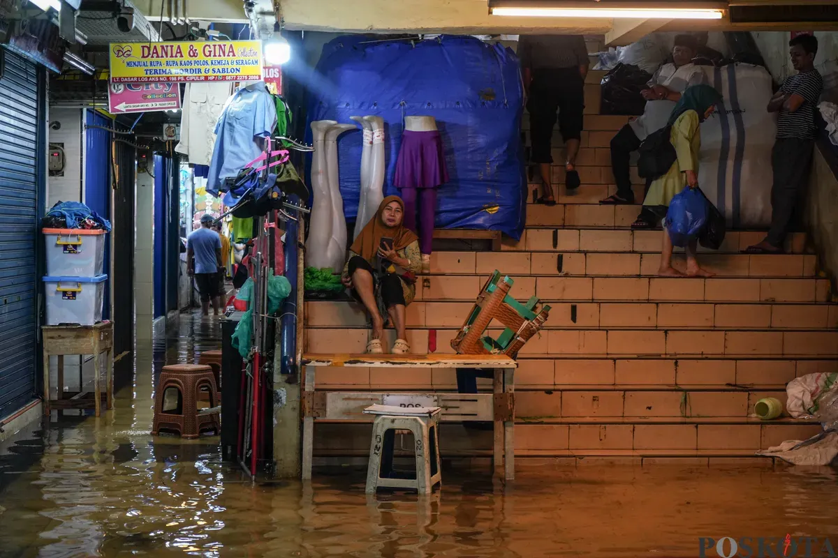Aktifitas pedagang saat banjir merendam Pasar Cipulir, Jakarta Selatan, Jumat, 20 Februari 2026. (Sumber: Poskota/Bilal Nugraha Ginanjar)