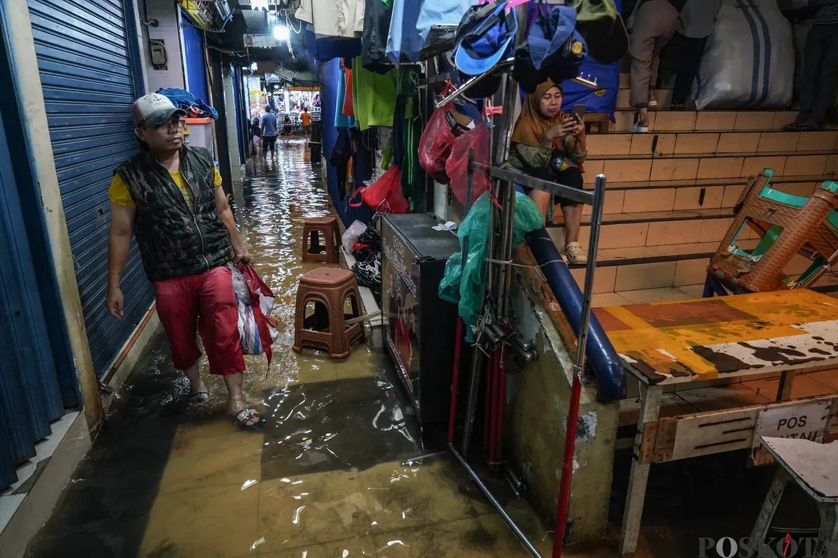 Aktifitas pedagang saat banjir merendam Pasar Cipulir, Jakarta Selatan, Jumat, 20 Februari 2026. (Sumber: Poskota/Bilal Nugraha Ginanjar)