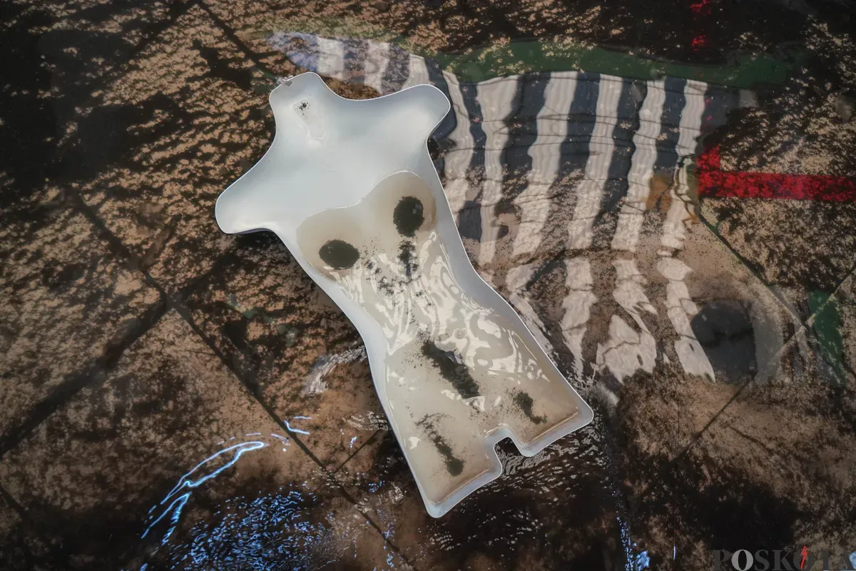 Tubuh maneken terendam banjr di Pasar Cipulir, Jakarta Selatan, Jumat, 20 Februari 2026. (Sumber: Poskota/Bilal Nugraha Ginanjar)