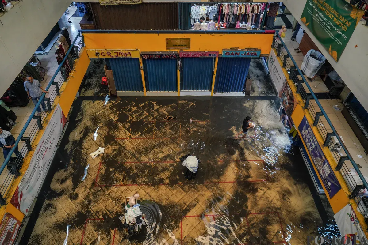 Aktifitas pedagang saat banjir merendam Pasar Cipulir, Jakarta Selatan, Jumat, 20 Februari 2026. (Sumber: Poskota/Bilal Nugraha Ginanjar)