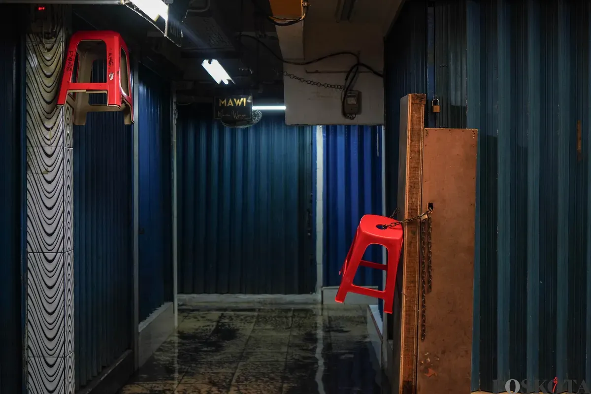 Sejumlah toko tutup akibat terendam banjr di Pasar Cipulir, Jakarta Selatan, Jumat, 20 Februari 2026. (Sumber: Poskota/Bilal Nugraha Ginanjar)