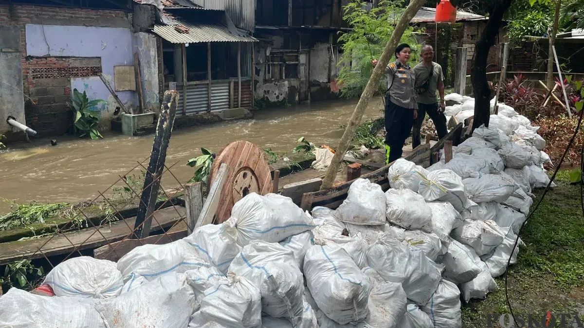 Tanggul yang jebol di RPTRA Bhineka, Petukangan Utara, Pesanggrahan, Jakarta Selatan, disebut menjadi salah satu biang kerok banjir yang melanda permukiman warga di RW 09. (Sumber: Poskota/Pandi Ramedhan)