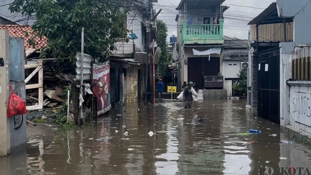 Banjir yang melanda permukiman warga di kawasan Pesanggrahan, Jakarta Selatan, Jumat, 20 Februari 2026. (Sumber: Poskota/Pandi Ramedhan)
