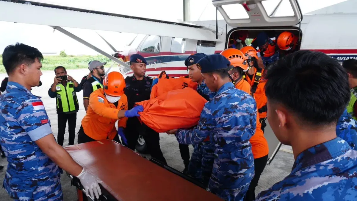 TNI Angkatan Udara (TNI AU) bersama Badan Nasional Pencarian dan Pertolongan (Basarnas) mengevakuasi jenazah pilot Pelita Air Service, Kapten Hendrick L. Adam ke Tarakan. (Sumber: TNI)