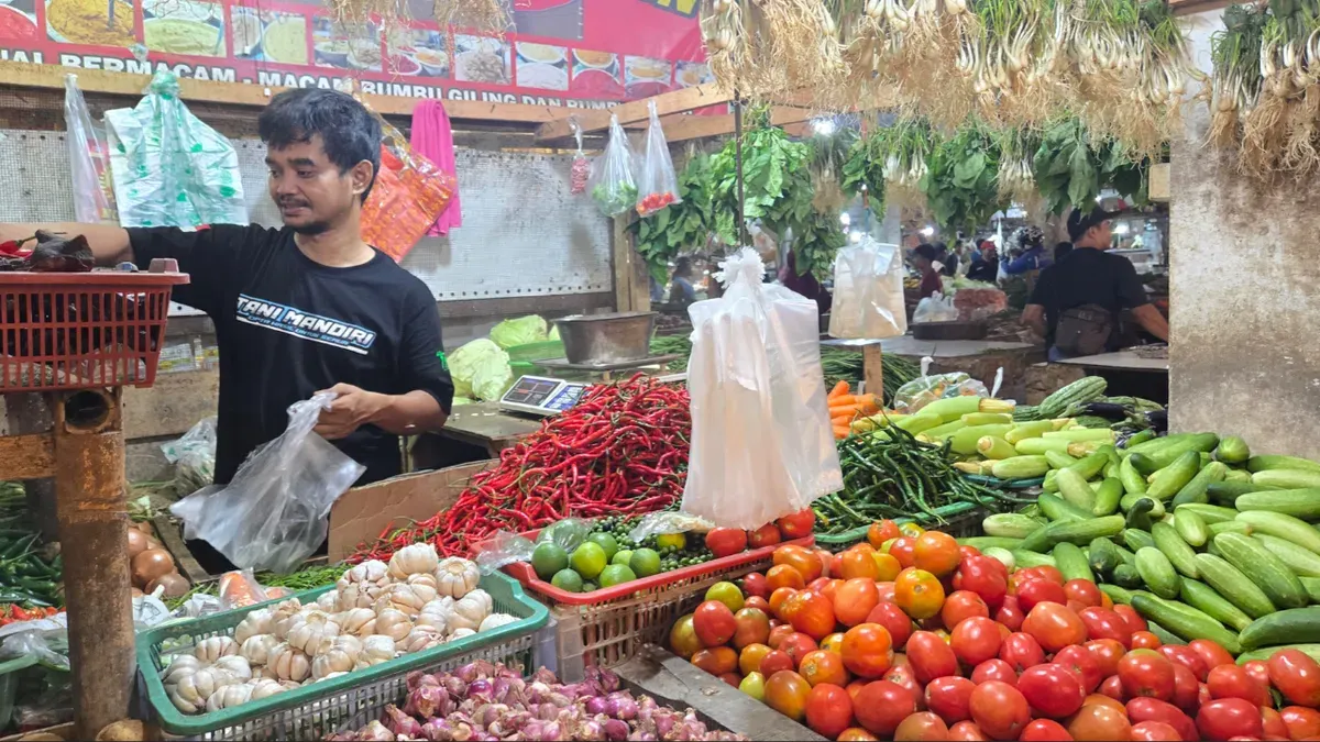 Pedagang sayuran di Pasar Gudang Tigaraksa, Kabupaten Tangerang. (Sumber: Poskota/ Veronica)