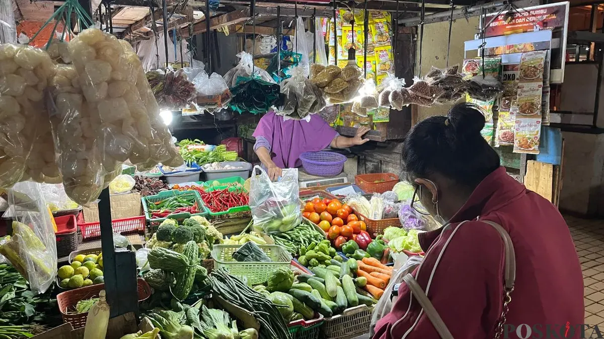 Foto: Pengunjung terlihat sedang berbelanja bahan pokok di Pasar Slipi, Palmerah, Jakarta Barat, Minggu, 22 Februari 2026. (Sumber: Poskota/Pandi Ramedhan)
