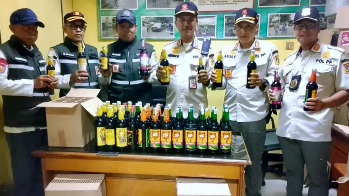 Satpol PP Jakarta Utara bersama TNI-Polri menggelar operasi gabungan minuman keras (Miras) secara serentak di enam wilayah kecamatan. (Sumber: Dok. Kominfotik Pemprov Jakarta)