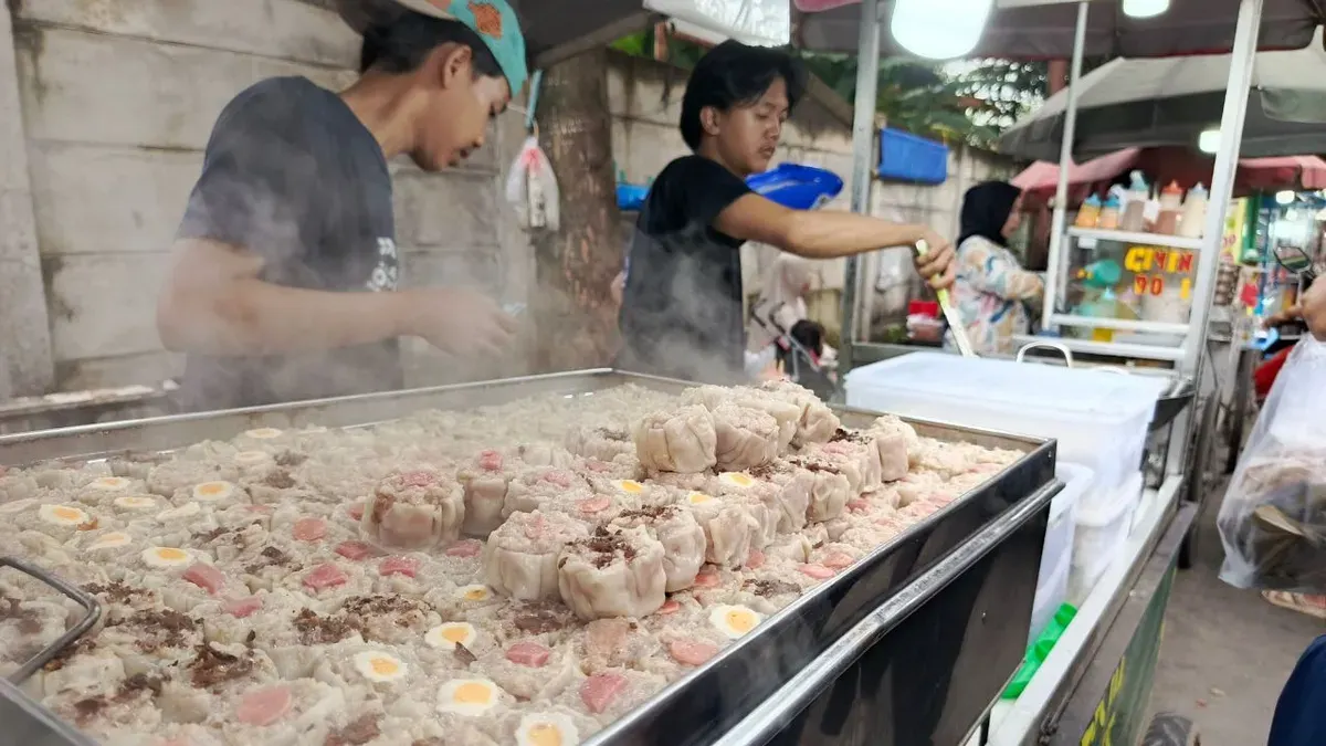 Berburu takjil di Pasar Ramadhan Kompleks Pertamina, Ciputat Timur. (Sumber: Istimewa)