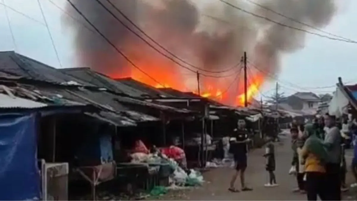 16 kios pedagang hangus dilalap api di Pasar Ikan Labuan, Pandeglang pada Minggu, 22 Februari 2026. (Sumber: Istimewa)
