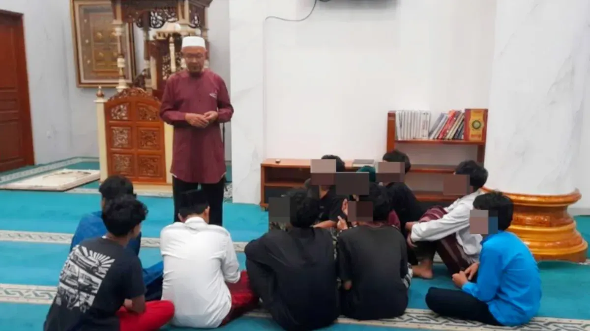 Sejumlah remaja yang diduga hendak terlibat tawuran di wilayah Cipayung, Kota Depok, diberi Pembinaan Rohani di Masjid Al Ikhlas. (Sumber: Polda Metro Jaya)