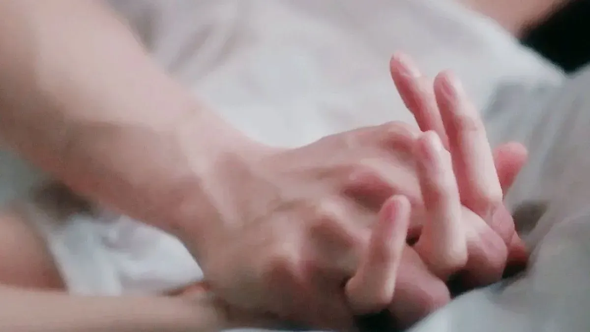 Ilustrasi. Bolehkah pasutri berhubungan intim di siang ramadhan jika tidak puasa. (Sumber: Pinterest)