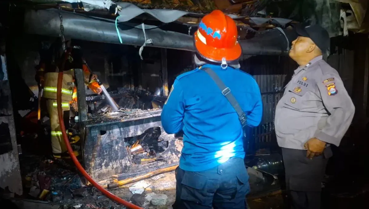 Petugas damkar dan Polsek Tanara memastikan api sudah padam pada peristiwa rumah dan warung yang terbakar akibat sambaran petir. (Sumber: Polsek Tanara)