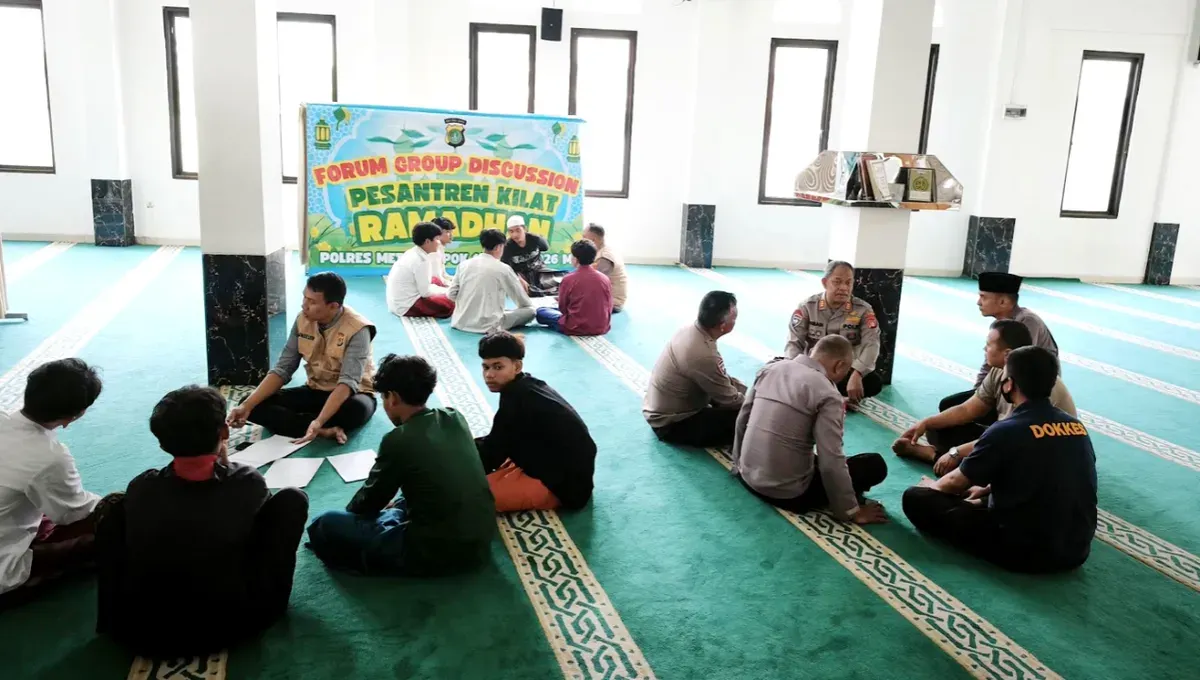 Anggota Polres Metro Depok memberikan pembekalan ilmu agama pada pelaku tawuran mengikuti pesantren kilat. (Sumber: Polres Metro Depok)