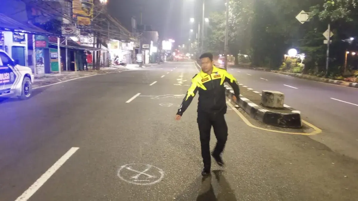 Polisi melakukan olah TKP pasca kecelakaan yang menewaskan seorang pria di Jalan Raya Bogor. (Sumber: Dok. Satlantas Polres Bogor)