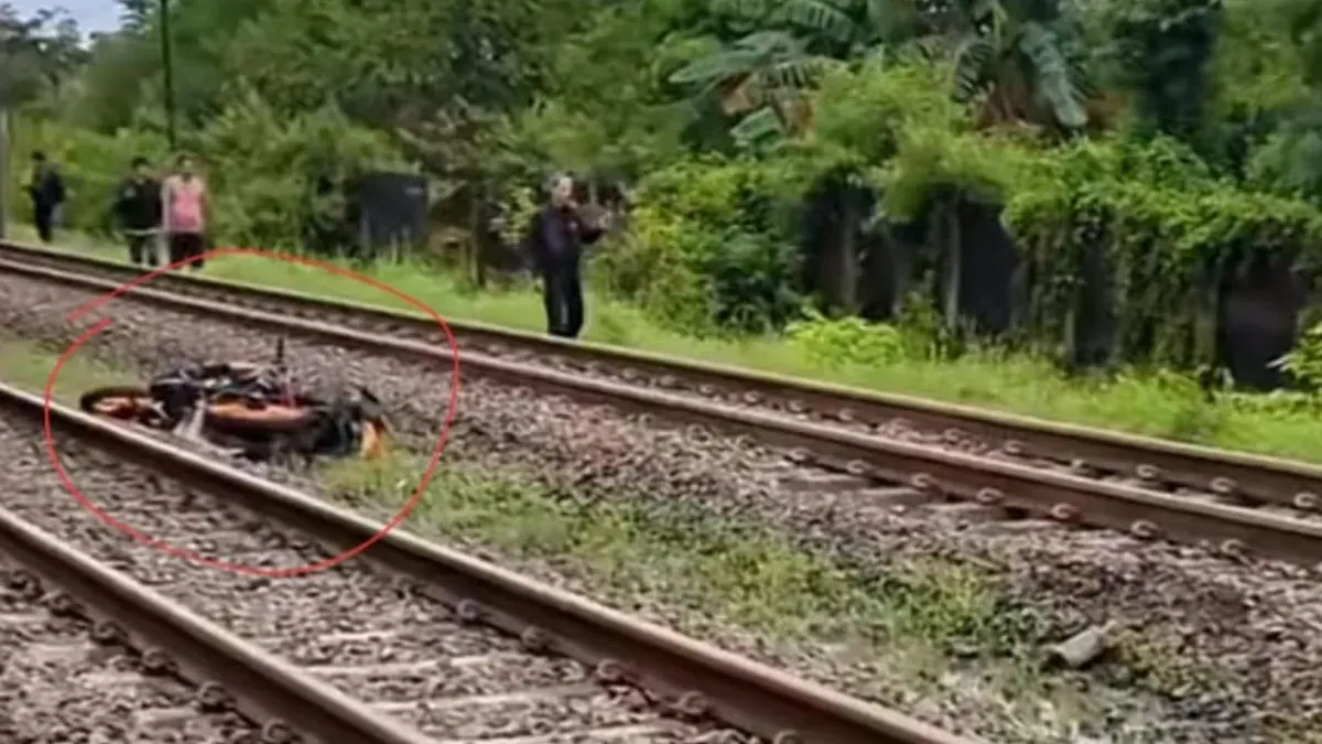 Pemotor tewas tertabrak kereta di Jalan Warung Pojok arah Utara dekat perlintasan Alas Tuwa wilayah Kalideres, Jakarta Barat, pada Senin, 23 Februari 2026. (Sumber: Istimewa)