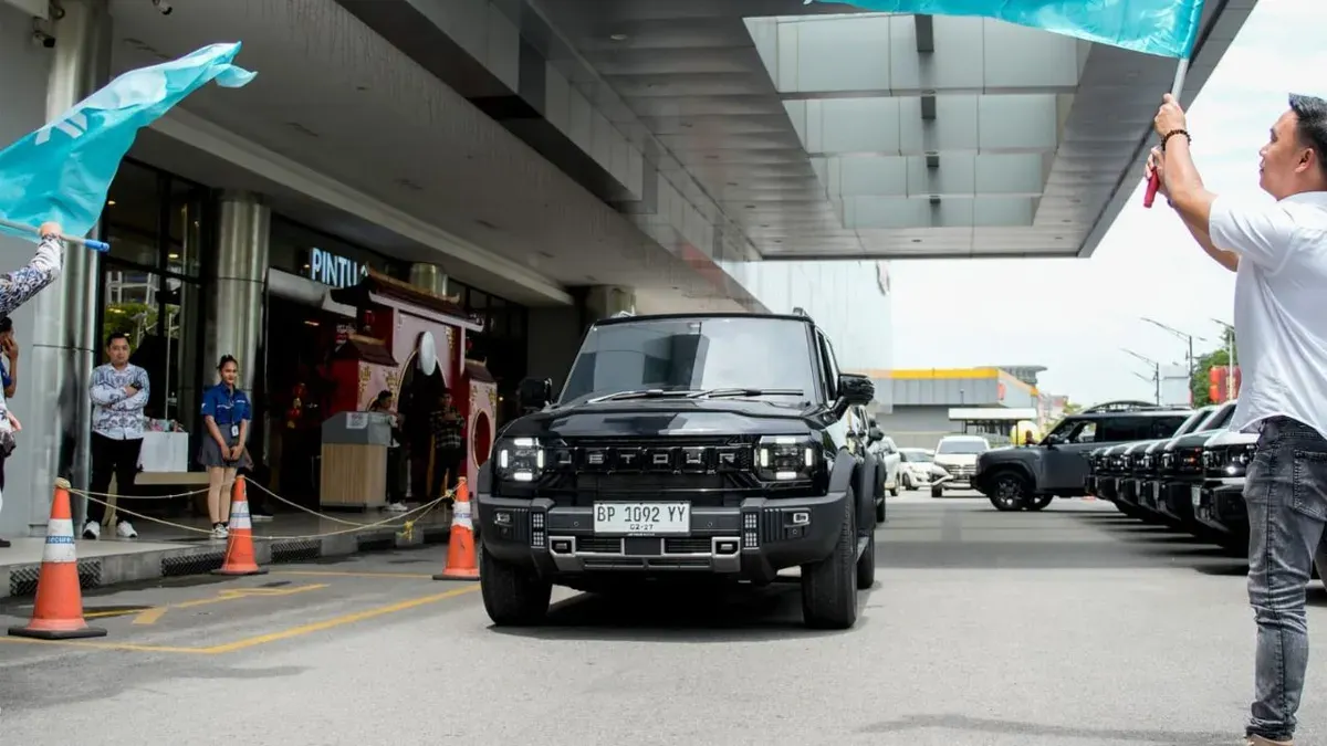 Penyerahan simbolis 12 unit Jetour T2 kepada konsumen pertama di Batam. (Sumber: Jetour)