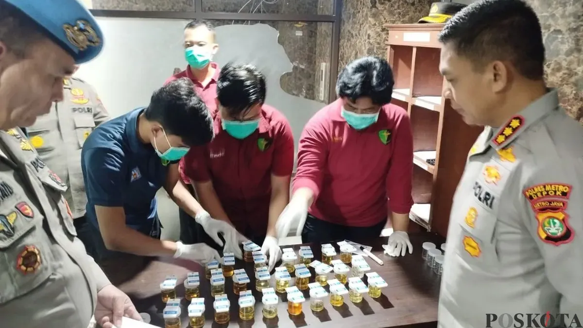 Pelaksanaan tes urine bagi jajaran kepolisian di Kota Depok, Senin, 23 Februari 2026. (Sumber: Poskota/Angga Pahlevi)