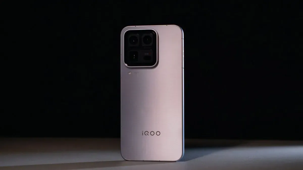 Hp iQOO 15 Ultra tampil dengan DNA gaming. (Sumber: X/@TECHINFOSOCIALS)