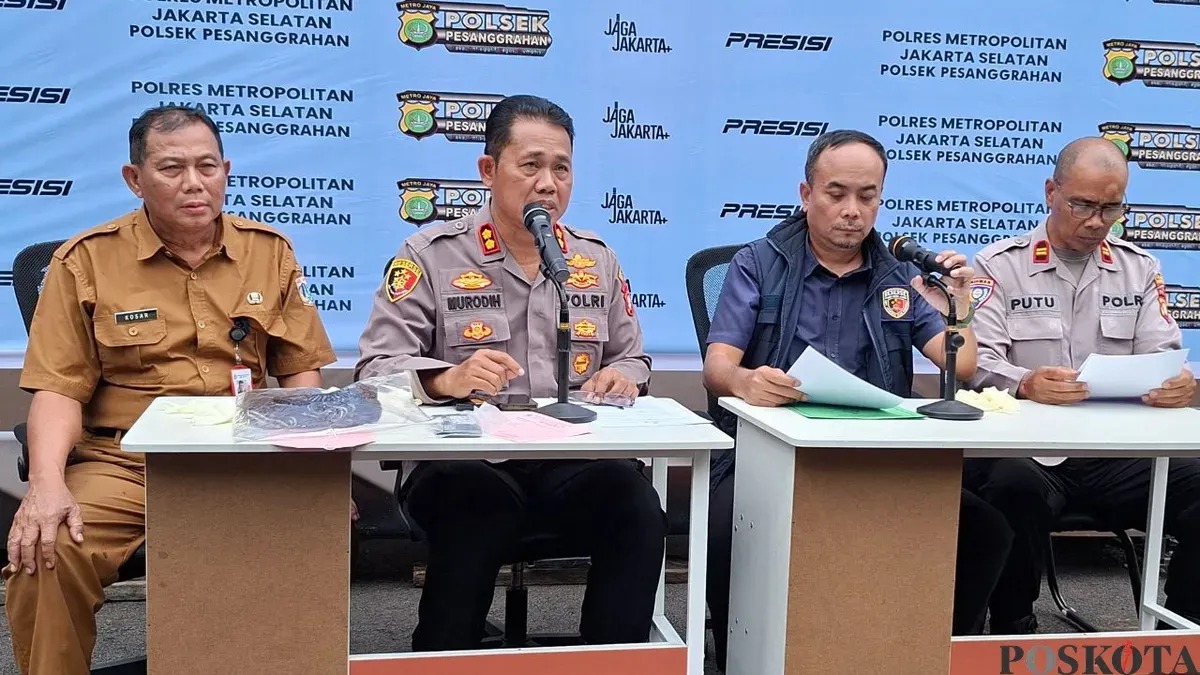 Jumpa pers penangkapan belasan remaja yang terlibat perang sarung di Mapolsek Pesanggrahan, Jakarta Selatan, Selasa, 24 Februari 2026. (Sumber: Poskota/Angga Pahlevi)