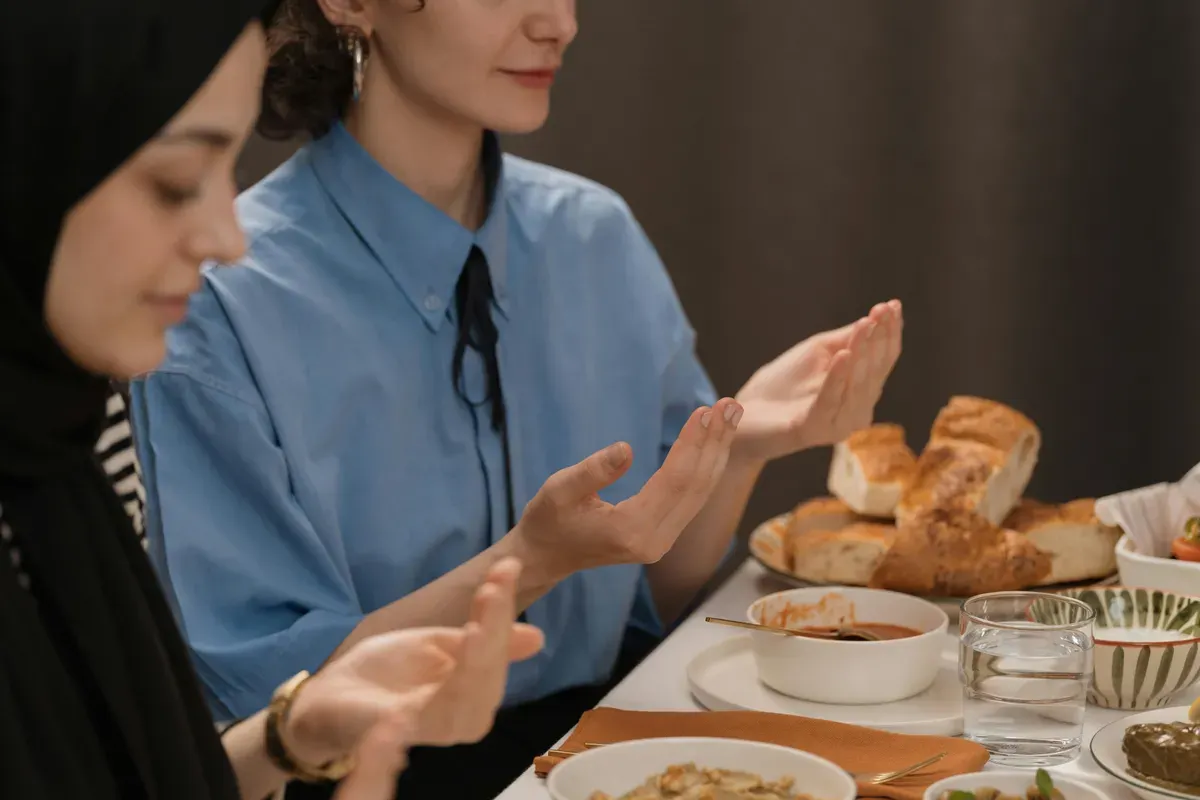 Ilustrasi orang berbuka puasa (Sumber: Pexels)