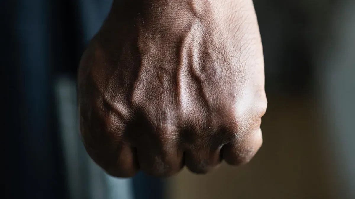 Ilustrasi, kronologi penganiayaan yang dialami 3 karyawan SPBU Cipinang. (Sumber: freepik)