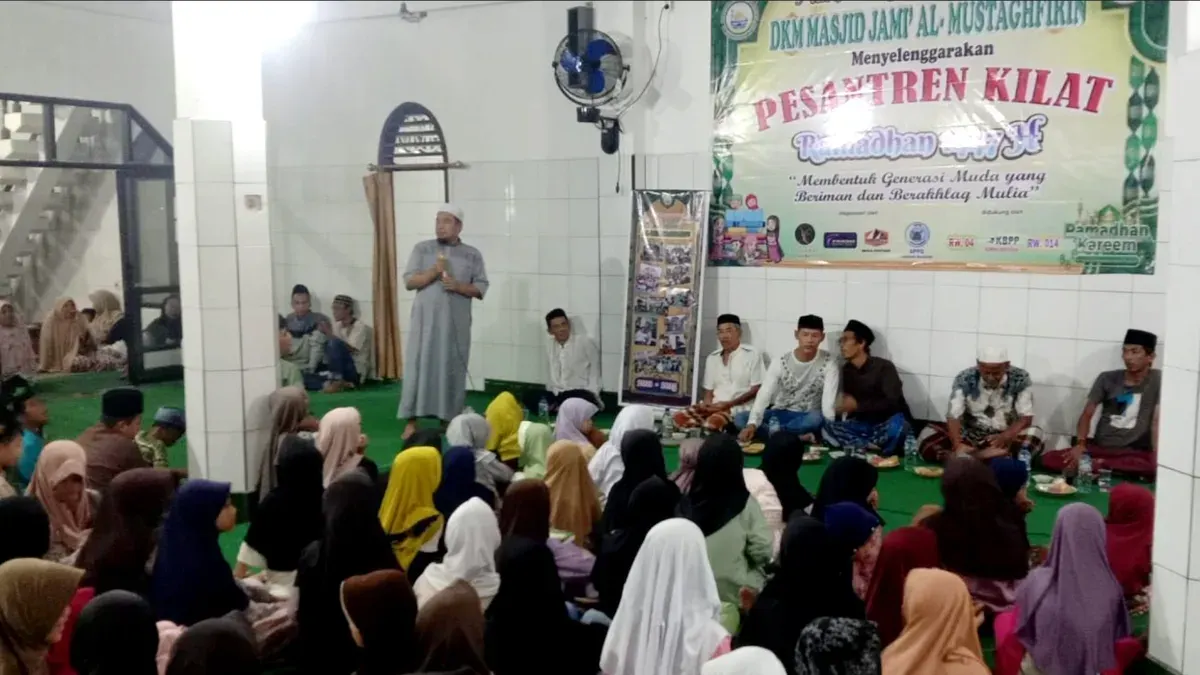Ratusan anak-anak di Kampung Panguseupan, Desa Labuan, Kecamatan Labuan, Pandeglang saat mengikuti kegiatan pesantren kilat. (Sumber: Panitia Pesantren Kilat)