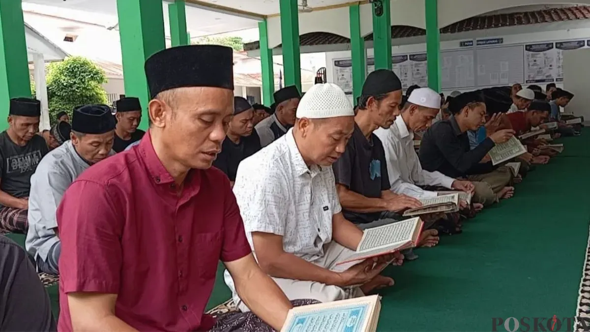 Ratusan warga binaan Lapas Kelas III Rangkasbitung, Kabupaten Lebak, mengikuti program keagamaan saat Ramadhan. (Sumber: Poskota/Samsul Fatoni)