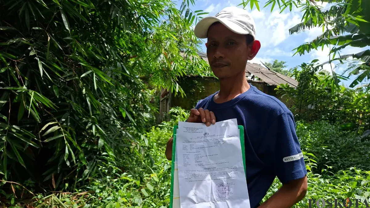 Pemiliki mobil SPPG yang dicuri di Desa Sukmajaya, Kecamatan Tajurhalang, Kabupaten Bogor, Rabu, 25 Februari 2026. (Sumber: Poskota/Angga Pahlevi)