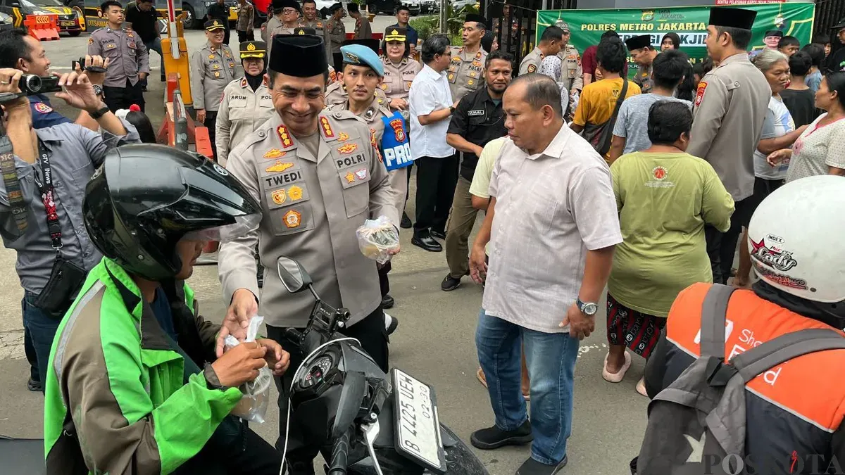 Polres Metro Jakarta Barat membagikan takjil gratis kepada masyarakat, Rabu, 25 Februari 2026. (Sumber: Poskota/Pandi Ramedhan)
