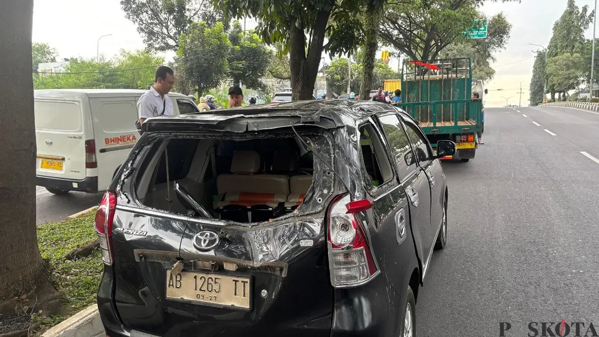 Truk ayam rem blong hingga terguling, satu unit mobil pribadi rusak. (Sumber: Poskota/Giffar Rivana)