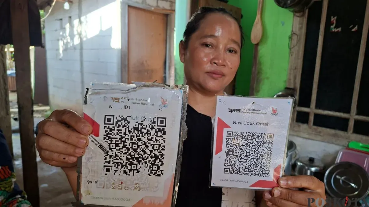 Warga Bedahan, Sawangan, Kota Depok, menunjukan QRIS palsu yang ditimpa pada kode QR asli, Rabu, 25 Februari 2026. (Sumber: Poskota/Angga Pahlevi)