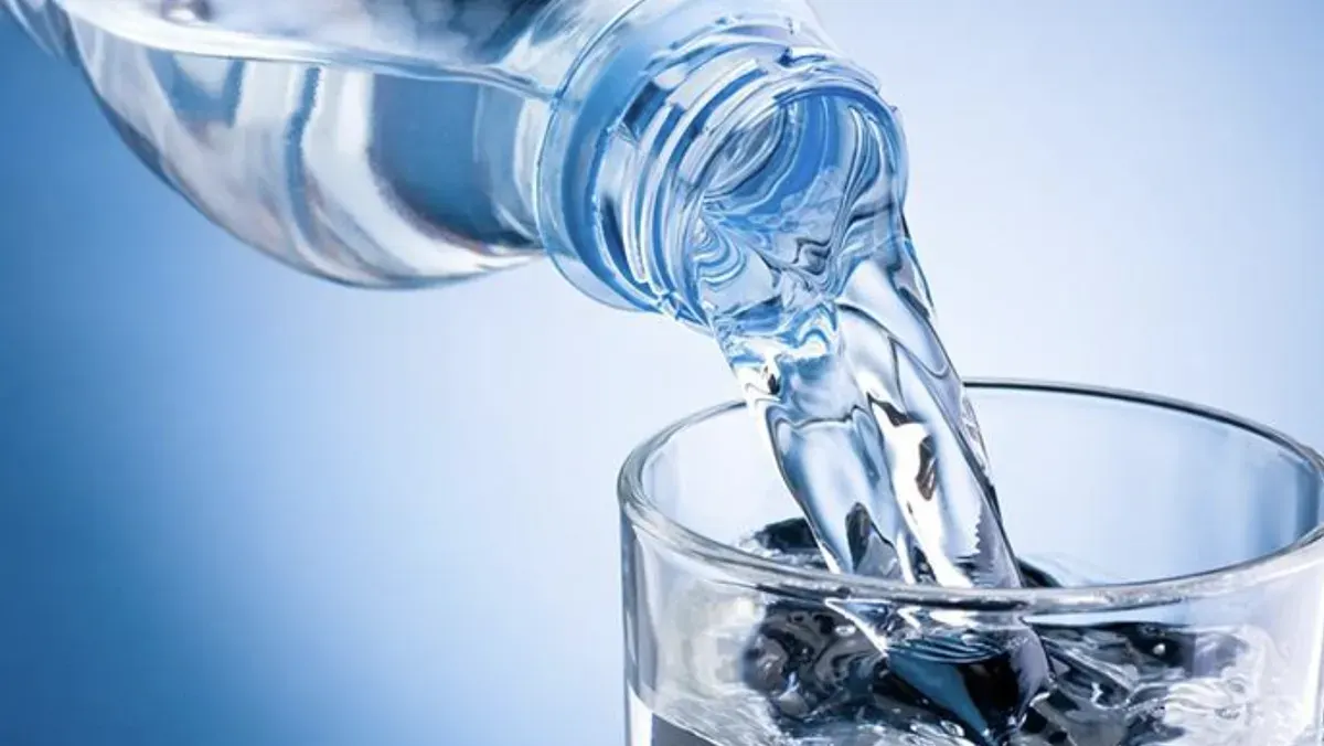 Air putih menjadi sumber hidrasi utama selama puasa Ramadan untuk menjaga tubuh tetap seimbang dan mencegah dehidrasi. (Sumber: Wilkimedia Commons)