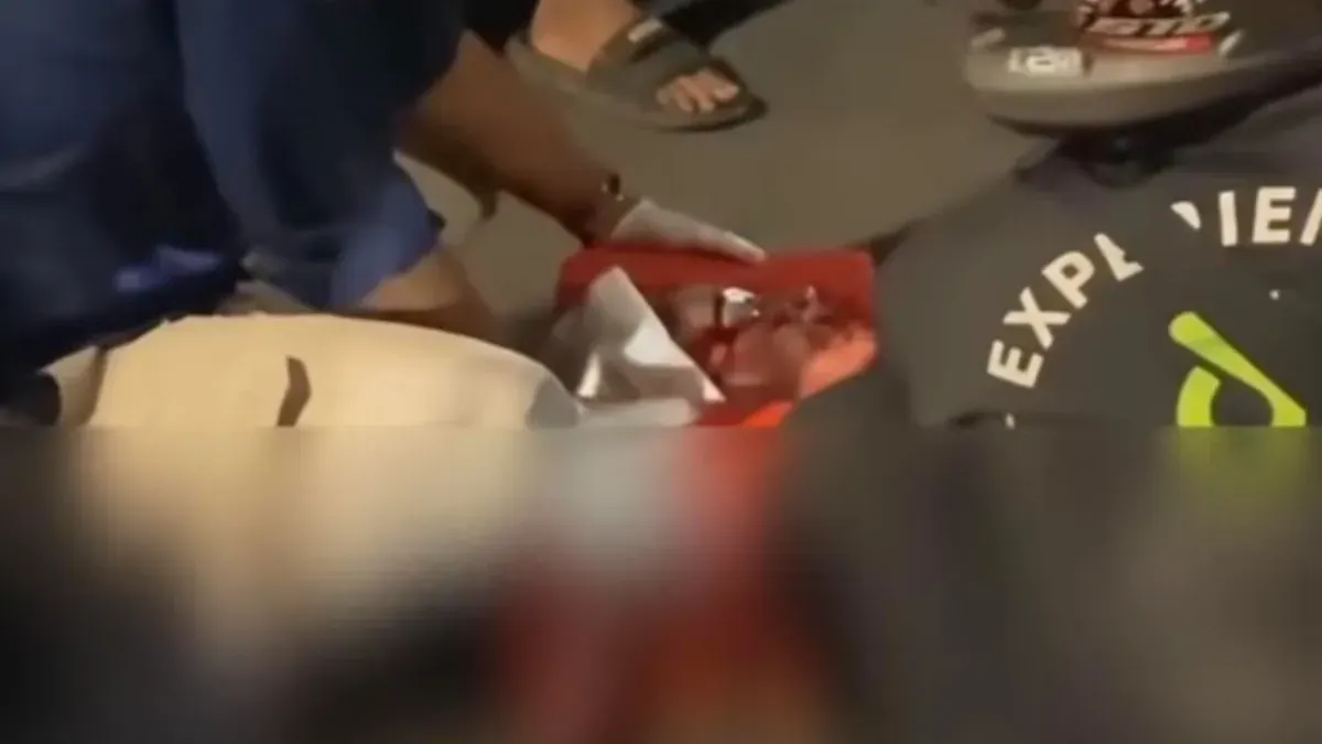 Kecelakaan melibatkan motor dan mobil di Flyover Slipi, Palmerah, Jakarta Barat pada Rabu, 25 Februari 2026 malam. (Sumber: Istimewa)