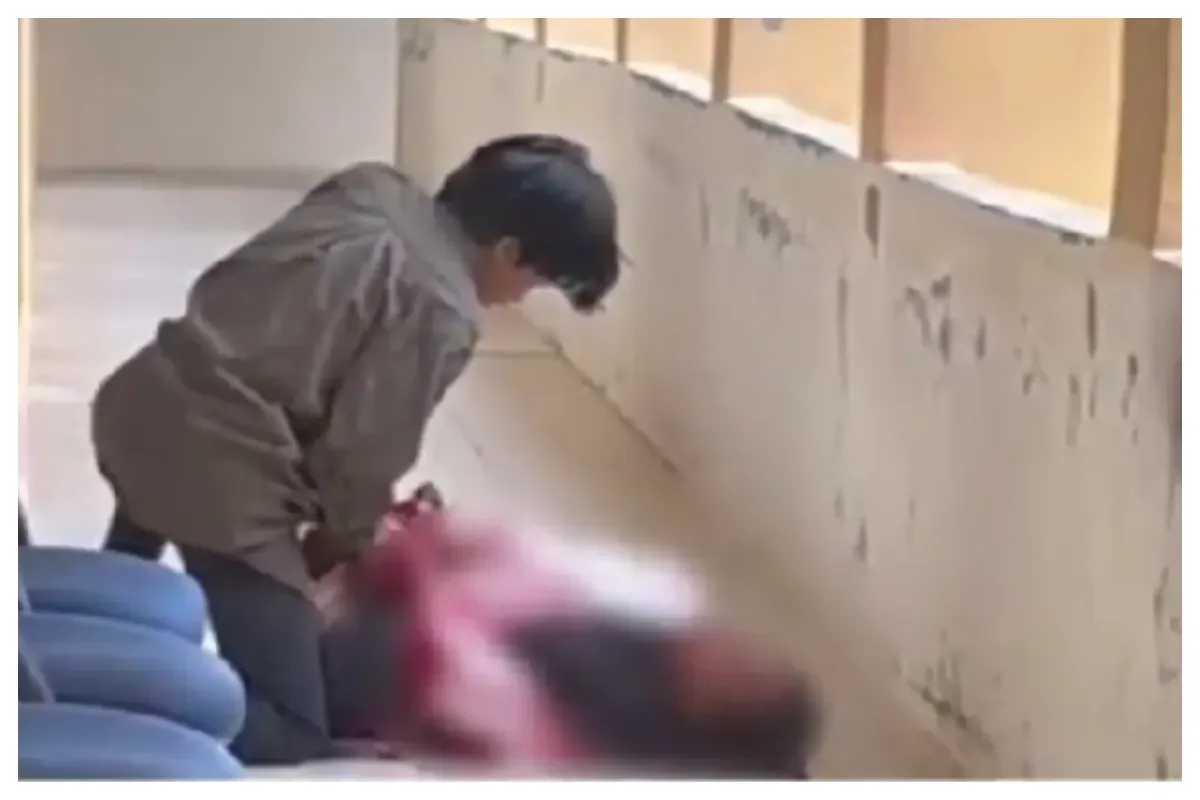 Tangkapan layar insiden pembacokan di Universitas Islam Negeri Sultan Syarif Kasim Riau, pada Kamis pagi, 26 Februari 2026. (Sumber: X/@RajaNggang)