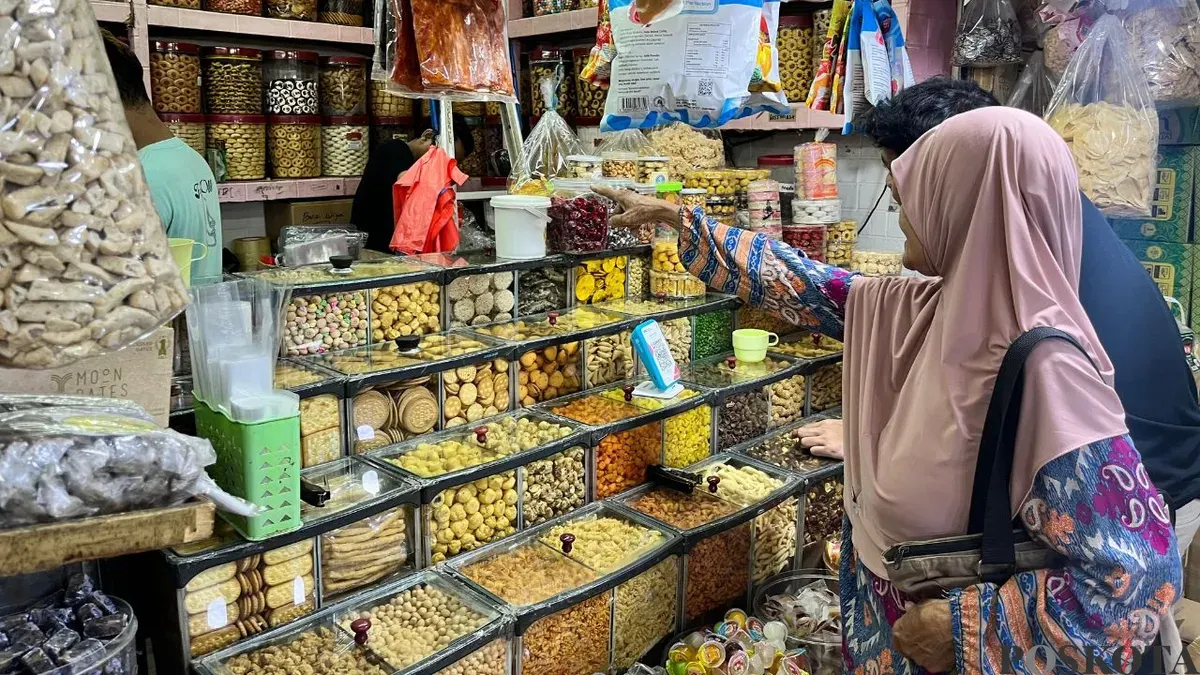 Pembeli kue lebaran di Pasar Jatinegara, Jakarta Timur, Kamis, 26 Februari 2026. (Sumber: Poskota/M. Tegar Jihad)