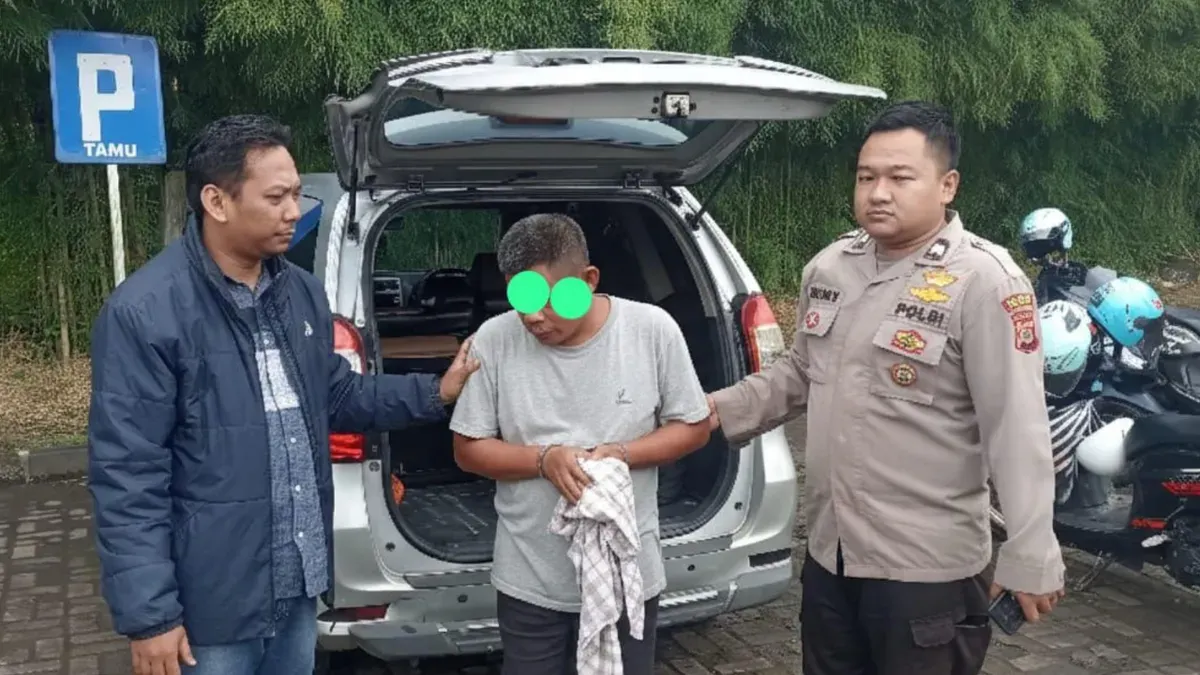 Polisi mengamankan D, pria yang melakukan pencurian uang dengan modus ganjal ATM di wilayah Kemang, Kabupaten Bogor. (Sumber: Polsek Kemang)
