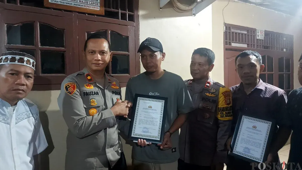Polisi memberikan penghargaan kepada warga yang telah berhasil menangkap pelaku tawuran di Depok. (Sumber: Poskota/Angga Pahlevi)