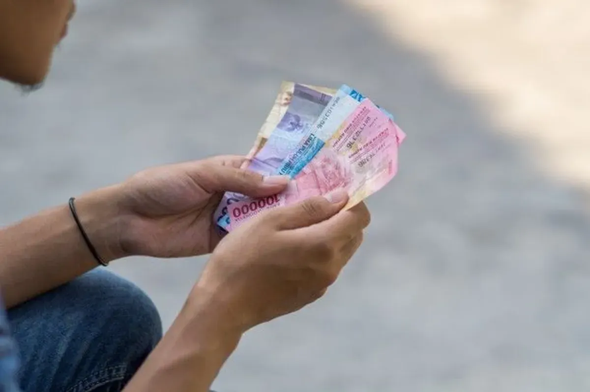 Ilustrasi pekerja menerima slip pembayaran THR menjelang hari raya. (Sumber: Freepik)